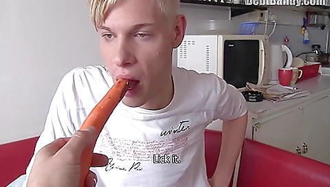 Mature woman fucks her tight pussy