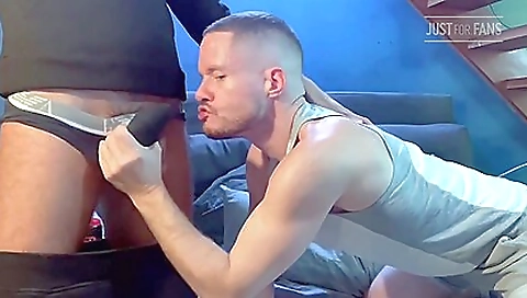 Maria and an unprotectedlley destinen unnoticede