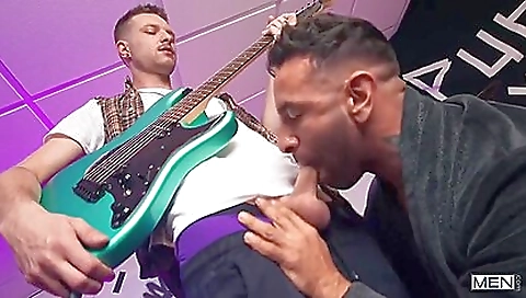 Sexy blonde babe fucked by a hawt chick